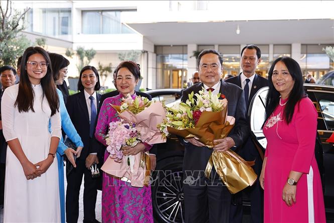 Cán bộ, nhân viên Đại sứ quán Việt Nam cùng kiều bào tại Maroc đón Chủ tịch Quốc hội Trần Thanh Mẫn và Phu nhân. Ảnh: Doãn Tấn – TTXVN