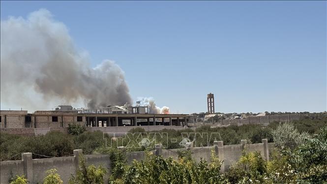 Khói bốc lên tại hiện trường vụ nổ lớn ở tỉnh Idlib, Syria ngày 24/7/2025. Ảnh: THX/TTXVN