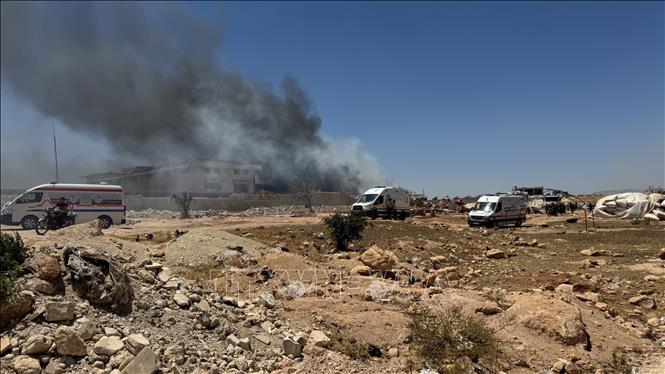 Khói bốc lên tại hiện trường vụ nổ lớn ở tỉnh Idlib, Syria ngày 24/7/2025. Ảnh: THX/TTXVN