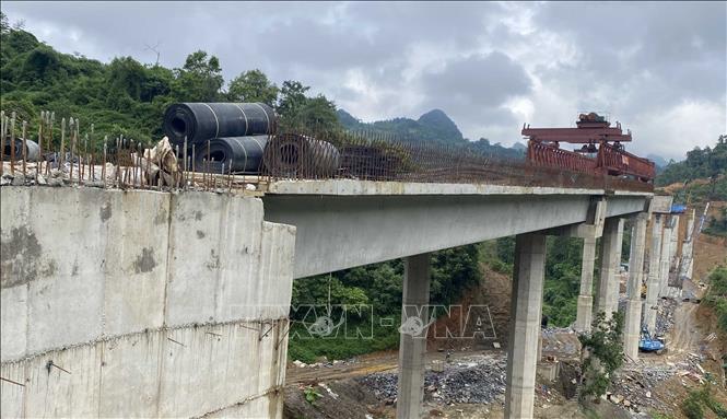 Tuyến cao tốc Đồng Đăng - Trà Lĩnh là môt trong những tuyến khó thi công nhất do địa hình đồi núi, phải xây dựng rất nhiều cầu vượt, qua nhiều địa hình hang động ngầm phức tạp. Trên tuyến đường dài 121 km đã có 64 cây cầu, cầu dài nhất là hơn 600m. Ảnh: Quốc Đạt - TTXVN