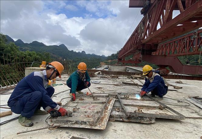 Dẫu mưa lũ bất thường gây ảnh hưởng rất nhiều đến tiến độ thi công nhưng cán bộ, công nhân Tập đoàn Đèo Cả vẫn miệt mài cố gắng để hoàn thành thông tuyến trong năm 2025. Ảnh: Quốc Đạt - TTXVN