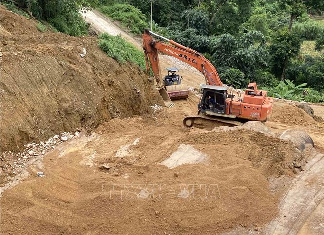 Việc thi công các mái taluy và các đường ống thoát nước ngầm cũng gặp rất nhiều khó khăn trong mùa mưa lũ. Nhiều đoạn tuyến đã bị nước lũ gây sạt lở phải thi công lại. Ảnh: Quốc Đạt - TTXVN