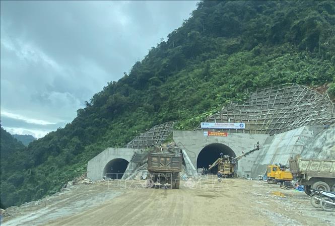 Tuyến đường xuyên qua 2 hầm. Đến nay, cả hai hầm đều cơ bản hoàn thành, đang trong giai đoạn thi công lắp đặt các thiết bị điện. Ảnh: Quốc Đạt - TTXVN