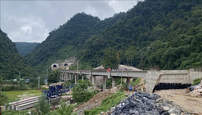 Tuyến cao tốc Đồng Đăng – Trà Lĩnh là môt trong những tuyến khó thi công nhất do địa hình đồi núi, phải xây dựng rất nhiều cầu vượt, qua nhiều địa hình hang động ngầm phức tạp. Trên tuyến đường dài 121 km đã có 64 cây cầu, cầu dài nhất là hơn 600m. Ảnh: Quốc Đạt - TTXVN