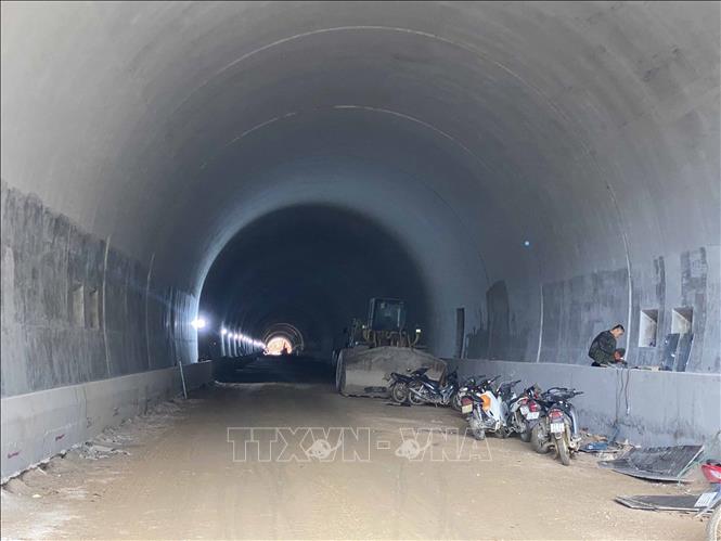 Tuyến đường xuyên qua 2 hầm. Đến nay, cả hai hầm đều cơ bản hoàn thành, đang trong giai đoạn thi công lắp đặt các thiết bị điện. Ảnh: Quốc Đạt - TTXVN