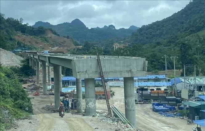 Tuyến cao tốc Đồng Đăng - Trà Lĩnh là môt trong những tuyến khó thi công nhất do địa hình đồi núi, phải xây dựng rất nhiều cầu vượt, qua nhiều địa hình hang động ngầm phức tạp. Trên tuyến đường dài 121 km đã có 64 cây cầu, cầu dài nhất là hơn 600m. Ảnh: Quốc Đạt - TTXVN