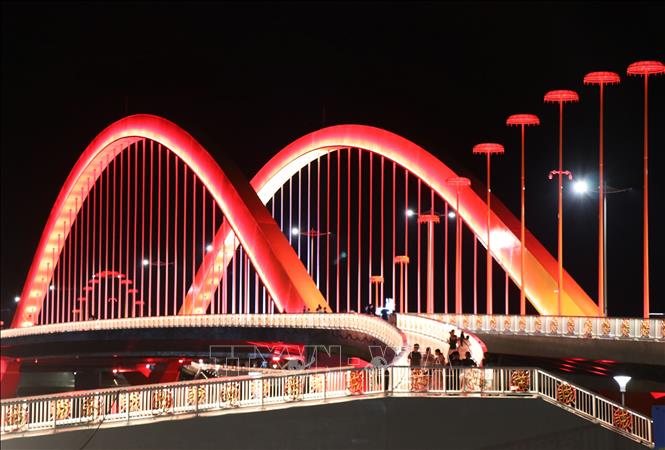 Nguyen Hoang bridge with modern lighting system at night. VNA Photo: Nguyên Lý