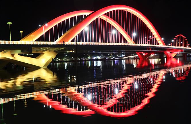 Huong River reflects the beauty of Nguyen Hoang bridge at night. VNA Photo: Nguyên Lý