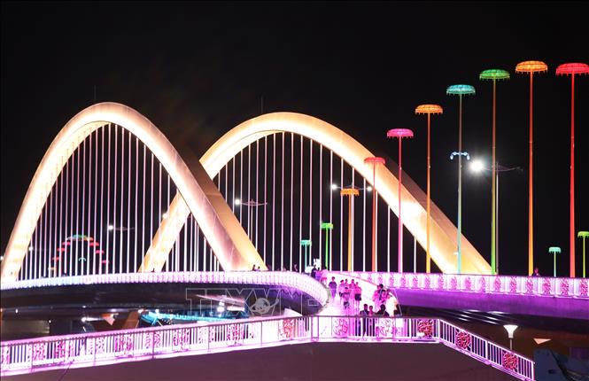 The bridge was inspired by local folklore that speaks of a mythical crane, a bird symbolizing longevity and wisdom, often appearing in Vietnamese temples as a spiritual link between the natural and divine worlds. This story inspired the bridge’s design concept, “The Crane Facing Thien Mu,” with the bridge’s arches symbolizing the outstretched wings of a crane gracefully soaring across the river, in reverence to the sacred pagoda. VNA Photo: Nguyên Lý