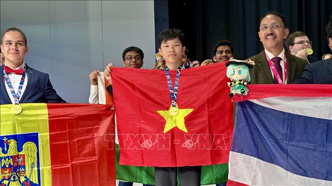 Nguyễn Thế Quân, học sinh lớp 12 Trường THPT chuyên Phan Bội Châu, tỉnh Nghệ An, nhận huy chương Vàng, Olympic Vật lý Quốc tế 2025. Ảnh: Thu Hà - P/v TTXVN tại Pháp