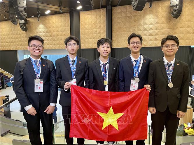 Năm thí sinh Việt Nam đều đoạt giải ở kỳ thi Olympic Vật lý Quốc tế 2025. Ảnh: Thu Hà - P/v TTXVN tại Pháp