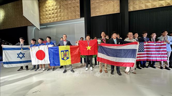 Các thí sinh đoạt giải Nhất tại Olympic Vật lý Quốc tế 2025. Ảnh: Thu Hà - P/v TTXVN tại Pháp