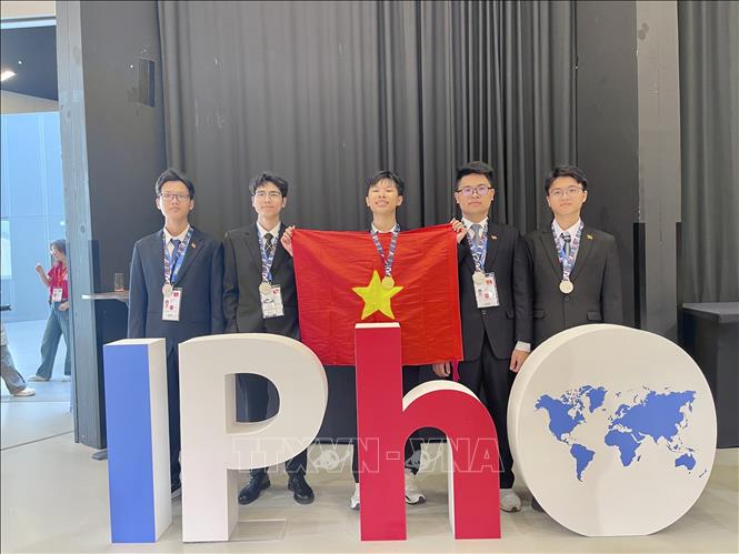 Năm thí sinh Việt Nam đều đoạt giải ở kỳ thi Olympic Vật lý Quốc tế 2025. Ảnh: Thu Hà - P/v TTXVN tại Pháp