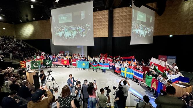 Quang cảnh lễ trao huy chương đồng cho các thí sinh đoạt giải Olympic Vật lý Quốc tế 2025. Ảnh: Thu Hà - P/v TTXVN tại Pháp
