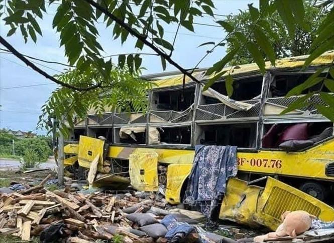 Xe khách bị hư hỏng nghiêm trọng, 9 người tử vong và 15 người khác bị thương. Ảnh: TTXVN phát
