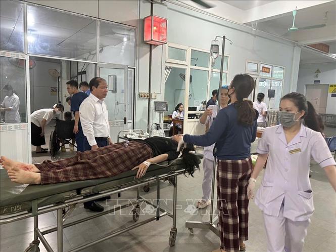 Các nạn nhân bị thương đang được điều trị tại Bệnh viện đa khoa Thị xã Kỳ Anh. Ảnh: TTXVN phát