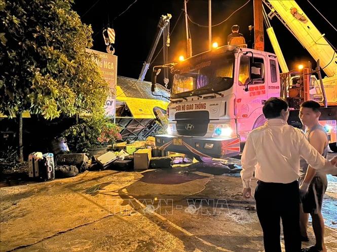 Lực lượng chức năng phường Sông Trí có mặt cứu nạn, bảo vệ hiện trường và điều tra làm rõ nguyên nhân vụ việc. Ảnh: TTXVN phát