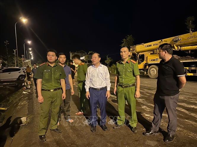 Lực lượng chức năng phường Sông Trí có mặt cứu nạn, bảo vệ hiện trường và điều tra làm rõ nguyên nhân vụ việc. Ảnh: TTXVN phát