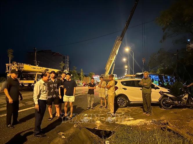Lực lượng chức năng phường Sông Trí có mặt cứu nạn, bảo vệ hiện trường và điều tra làm rõ nguyên nhân vụ việc. Ảnh: TTXVN phát

