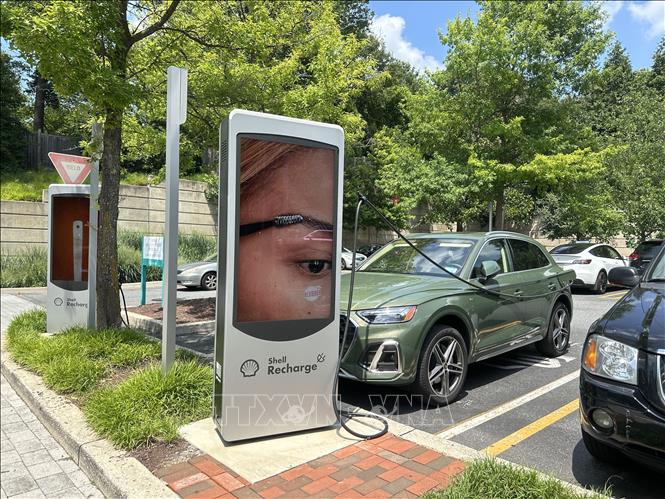 Một xe EV tại trạm sạc. Ảnh: Ngọc Quang, PV TTXVN tại Mỹ