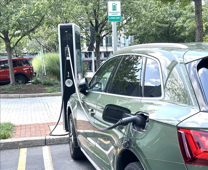 Một xe EV tại trạm sạc. Ảnh: Ngọc Quang, PV TTXVN tại Mỹ