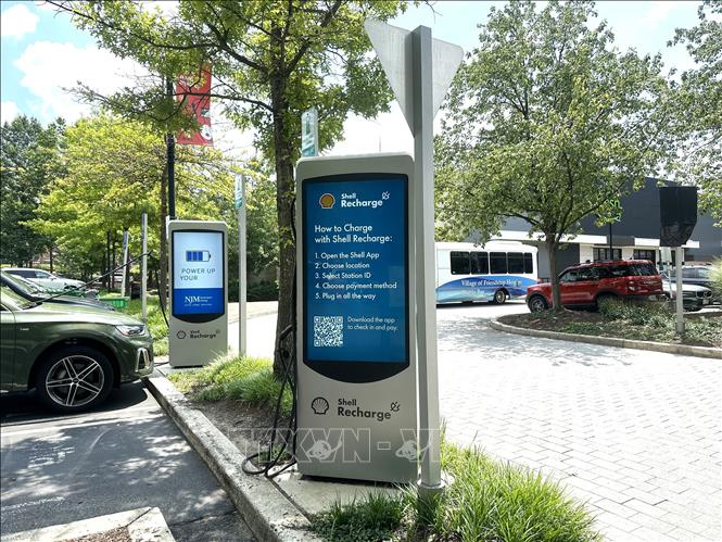 Một trạm sạc xe điện tại thủ đô Washington D.C. Ảnh: Ngọc Quang, PV TTXVN tại Mỹ