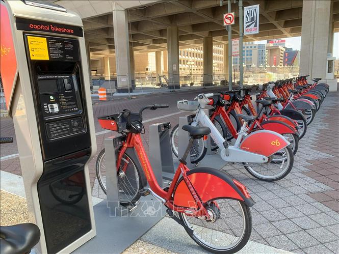Một trạm sạc và cho thuê xe đạp điện tại thủ đô Washington D.C. Ảnh: Ngọc Quang, PV TTXVN tại Mỹ