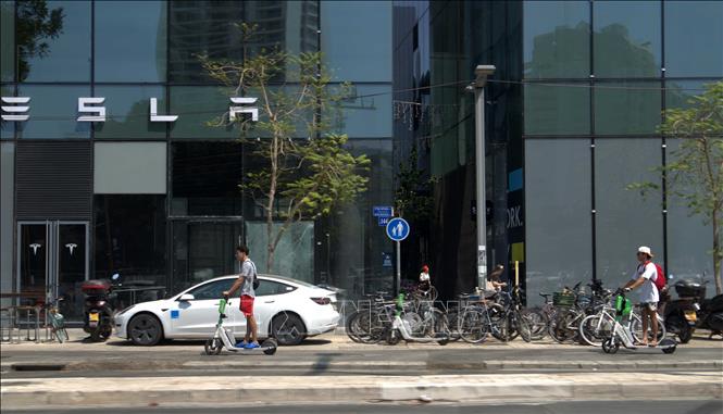 Người dân sử dụng xe scooter điện để đi lại trên các con phố ở Tel Aviv . Ảnh: Thanh Bình - PV TTXVN tại Israel
