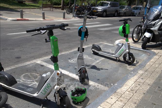 Một trạm cho thuê xe scooter điện ở Tel Aviv. Ảnh: Thanh Bình - PV TTXVN tại Israel