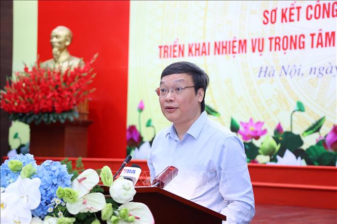 Thứ trưởng Bộ Nội vụ Trương Hải Long báo cáo tại Hội nghị. Ảnh: Văn Điệp - TTXVN