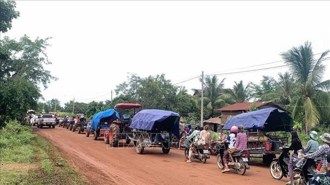 Căng thẳng biên giới Thái Lan - Campuchia đã leo thang sau khi có thêm 5 binh sĩ Thái Lan bị thương do mìn, trong đó có một người bị thương nặng, tại khu vực biên giới tranh chấp ở tỉnh Ubon Ratchathani ngày 23/7/2025. Ảnh: Người dân sơ tán khỏi tỉnh biên giới Oddar Meanchey thuộc Campuchia, sau khi căng thẳng tái diễn tại khu vực biên giới giữa Thái Lan - Campuchia. Ảnh: THX/TTXVN