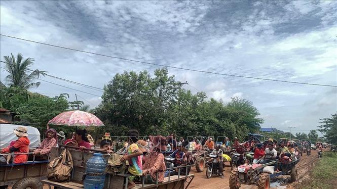 Căng thẳng biên giới Thái Lan - Campuchia đã leo thang sau khi có thêm 5 binh sĩ Thái Lan bị thương do mìn, trong đó có một người bị thương nặng, tại khu vực biên giới tranh chấp ở tỉnh Ubon Ratchathani ngày 23/7/2025. Ảnh: Người dân sơ tán khỏi tỉnh biên giới Oddar Meanchey thuộc Campuchia, sau khi căng thẳng tái diễn tại khu vực biên giới giữa Thái Lan - Campuchia. Ảnh: THX/TTXVN