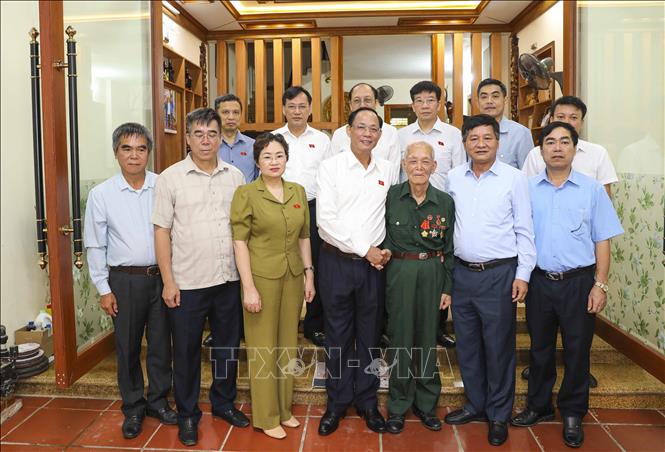 Phó Chủ tịch Quốc hội Trần Quang Phương cùng đoàn công tác chụp ảnh lưu niệm với gia đình thương binh, chiến sĩ Điện Biên Nguyễn Việt Điểm ở phường Điện Biên Phủ, tỉnh Điện Biên. Ảnh: Xuân Tư - TTXVN