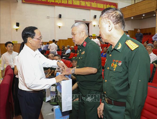 Phó Chủ tịch Quốc hội Trần Quang Phương tặng quà cho các thương binh, cựu chiến binh tỉnh Điện Biên. Ảnh: Xuân Tư - TTXVN