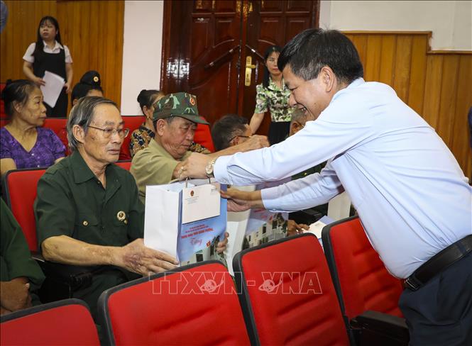 Chủ tịch UBND tỉnh Điện Biên Lê Thành Đô tặng quà cho các thương binh, cựu chiến binh tỉnh Điện Biên. Ảnh: Xuân Tư - TTXVN