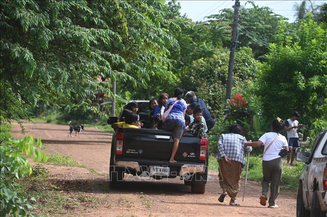 Cư dân sơ tán khỏi tỉnh Surin (Thái Lan) sau khi xung đột tái diễn tại khu vực biên giới Thái Lan-Campuchia, ngày 24/7/2025. Ảnh: THX/TTXVN