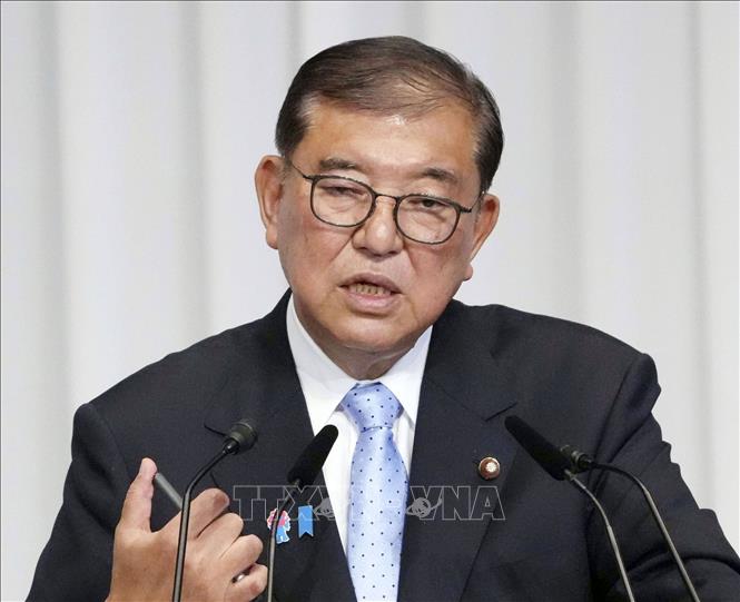 Đài truyền hình NHK chiều 23/7/2025 dẫn phát biểu của Thủ tướng Nhật Bản Shigeru Ishiba tại họp báo phủ nhận thông tin về việc ông sẽ từ chức. Ông Ishiba bày tỏ ý định tiếp tục tại vị và nhấn mạnh không muốn tạo ra khoảng trống chính trị để tập trung giải quyết các vấn đề chính sách cấp bách, trong đó có thỏa thuận thuế quan với Mỹ. Ảnh: Kyodo/TTXVN