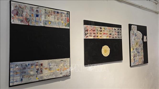 Kỹ thuật cắt dán (collage) mang đến cho nghệ sĩ một cách tiếp cận linh hoạt và sinh động. Ảnh: Hữu An - PV TTXVN tại Algeria