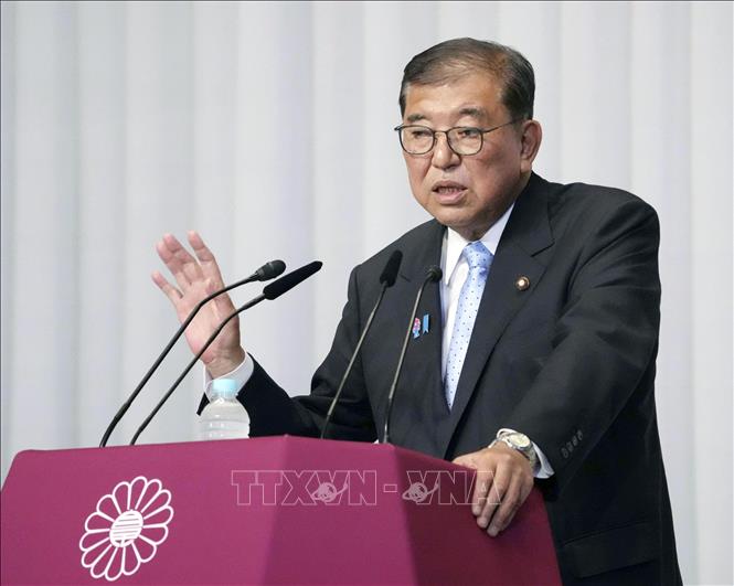 Đài truyền hình NHK chiều 23/7/2025 dẫn phát biểu của Thủ tướng Nhật Bản Shigeru Ishiba tại họp báo phủ nhận thông tin về việc ông sẽ từ chức. Ông Ishiba bày tỏ ý định tiếp tục tại vị và nhấn mạnh không muốn tạo ra khoảng trống chính trị để tập trung giải quyết các vấn đề chính sách cấp bách, trong đó có thỏa thuận thuế quan với Mỹ. Ảnh: Kyodo/TTXVN