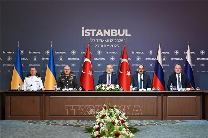 Ngày 23/7/2025, Nga và Ukraine đã bắt đầu vòng hòa đàm thứ 3 tại thành phố Istanbul của Thổ Nhĩ Kỳ để giải quyết cuộc xung đột kéo dài hơn 3 năm qua. Tại cuộc đàm phán, Nga và Ukraine đã nhất trí trao đổi 1.200 tù binh chiến tranh từ mỗi bên, đồng thời Moskva đề nghị trao lại cho Kiev thi thể của 3.000 binh sĩ Ukraine thiệt mạng. Ảnh: THX/TTXVN
