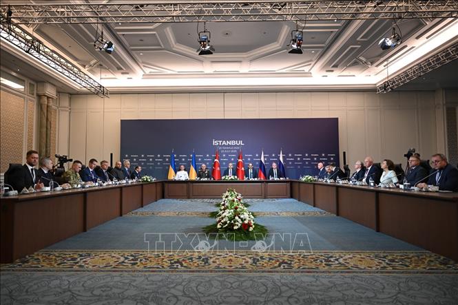 Ngày 23/7/2025, Nga và Ukraine đã bắt đầu vòng hòa đàm thứ 3 tại thành phố Istanbul của Thổ Nhĩ Kỳ để giải quyết cuộc xung đột kéo dài hơn 3 năm qua. Tại cuộc đàm phán, Nga và Ukraine đã nhất trí trao đổi 1.200 tù binh chiến tranh từ mỗi bên, đồng thời Moskva đề nghị trao lại cho Kiev thi thể của 3.000 binh sĩ Ukraine thiệt mạng. Ảnh: THX/TTXVN