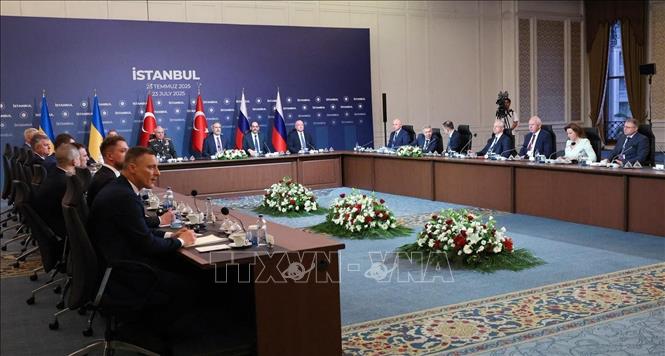 Ngày 23/7/2025, Nga và Ukraine đã bắt đầu vòng hòa đàm thứ 3 tại thành phố Istanbul của Thổ Nhĩ Kỳ để giải quyết cuộc xung đột kéo dài hơn 3 năm qua. Tại cuộc đàm phán, Nga và Ukraine đã nhất trí trao đổi 1.200 tù binh chiến tranh từ mỗi bên, đồng thời Moskva đề nghị trao lại cho Kiev thi thể của 3.000 binh sĩ Ukraine thiệt mạng. Ảnh: AA/TTXVN