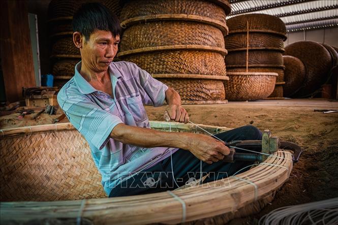 Công đoạn nứt vành thúng chai. Ảnh: Khánh Hòa – TTXVN
