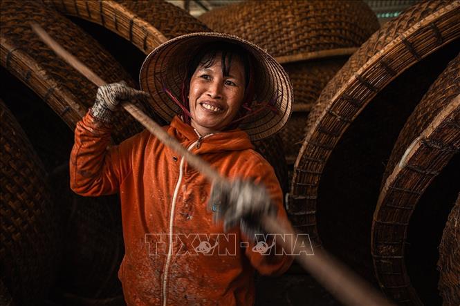 Thúng chai Làng Phú Mỹ được làm công phu với những người thợ lâu năm nhiều kinh nghiệm. Ảnh: Khánh Hòa – TTXVN 