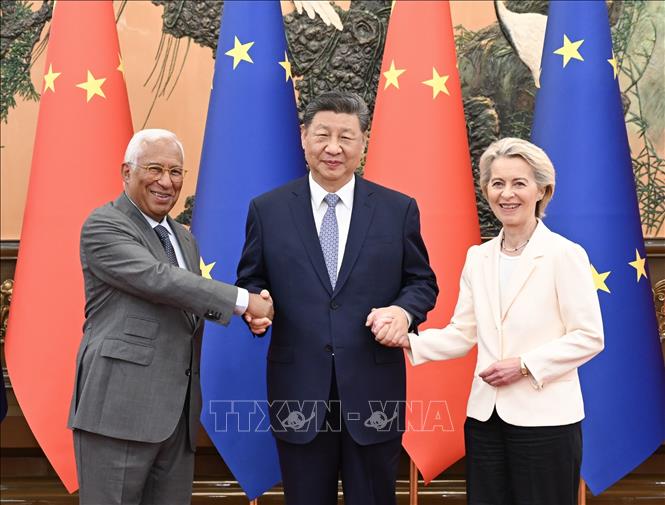 Ngày 24/7/2025, Thủ tướng Trung Quốc Lý Cường, Chủ tịch Hội đồng châu Âu António Costa và Chủ tịch Ủy ban châu Âu (EC) Ursula von der Leyen đã đồng chủ trì Hội nghị Thượng đỉnh Trung Quốc-EU lần thứ 25 tại Đại lễ đường Nhân dân ở Bắc Kinh. Ảnh: THX/TTXVN