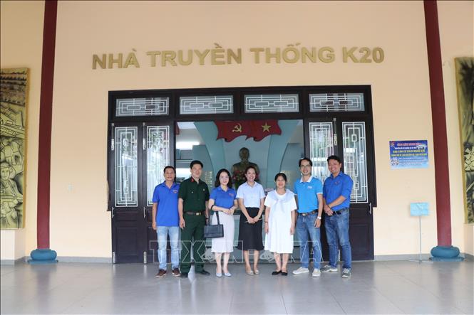 Đoàn Cơ sở Trung tâm thông tin TTXVN khu vực Miền Trung – Tây Nguyên dâng hoa, dâng hương tại Khu căn cứ cách mạng K20. Ảnh: Khoa Chương - TTXVN