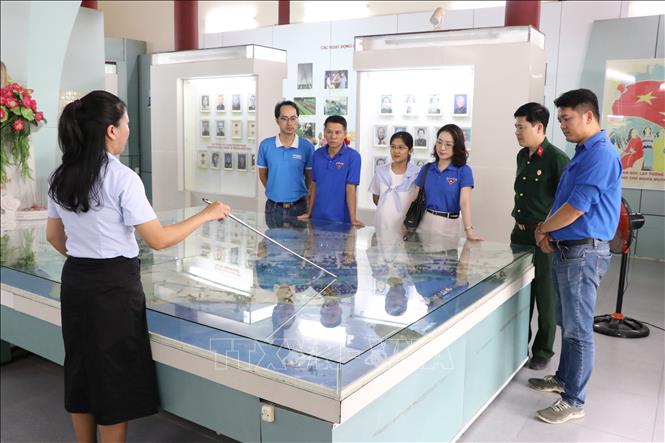 Đoàn Cơ sở Trung tâm thông tin TTXVN khu vực Miền Trung - Tây Nguyên tham quan khu trưng bày hiện vật Khu căn cứ cách mạng K20. Ảnh: Khoa Chương - TTXVN