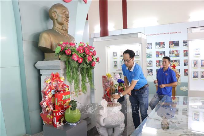 Đoàn Cơ sở Trung tâm thông tin TTXVN khu vực Miền Trung - Tây Nguyên dâng hương tại Khu căn cứ cách mạng K20. Ảnh: Khoa Chương - TTXVN