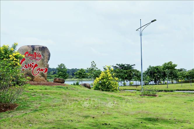 Hồ Suối Cam với không gian xanh mát tạo nên một bức tranh thiên nhiên hài hòa giữa long đô thị. Ảnh: Nhật Bình - TTXVN