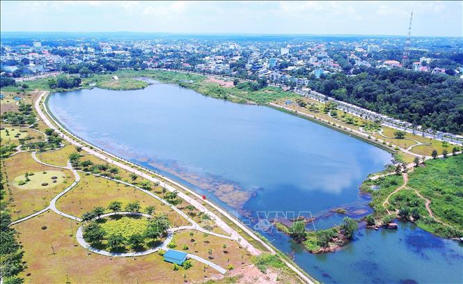 Hồ trong xanh, quanh năm êm ả giữa long đô thị. Ảnh: Nhật Bình - TTXVN